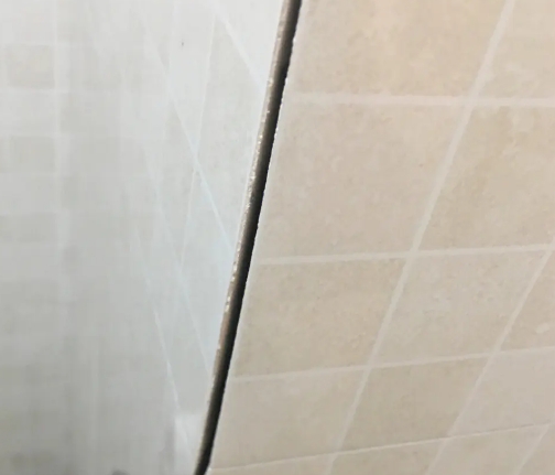 宜宾市瓷砖空鼓维修公司分享阳台瓷砖脱落的修复过程可以分为以下几个步骤