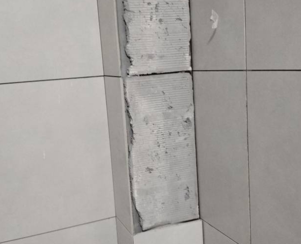 宜宾市瓷砖空鼓维修公司分享下瓷砖施工前基层浇水润湿程度不足，可能导致以下问题