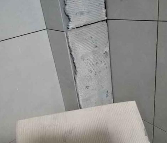宜宾市瓷砖空鼓维修公司分享下厨房瓷砖脱落的补救措施。